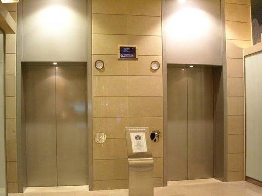 重庆电梯厂家浅析扶手带外缘与建筑物或障碍物之间的安全距离